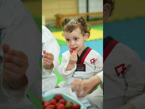 Илюха принес клубнику #taekwondo  #тхэквондо #дети