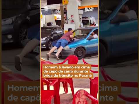 Homem é levado em cima de capô de carro durante briga de trânsito no Paraná #Shorts #FalaBrasil