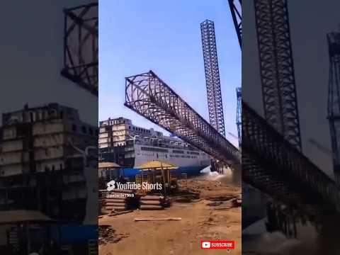 DANGER Crane Tower Collapses, Workers Flee for Their Lives!