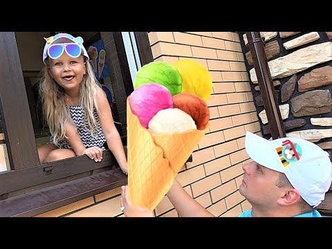 Alice and papa play in ICE CREAM STORE !