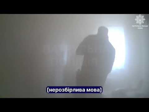 У Києві напарники Олександр Саламбаш та Іван Швець допомагали мешканцям гасити пожежу