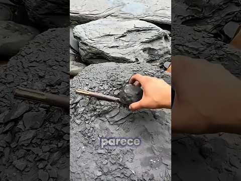 Rompió la roca y encontró algo que NO debería estar ahí