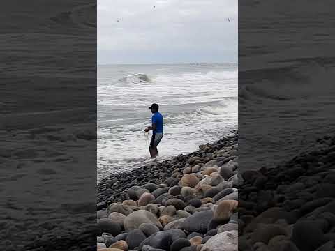 Desafió las olas con su atarraya... ¡y el mar le regaló una sorpresa impresionante!