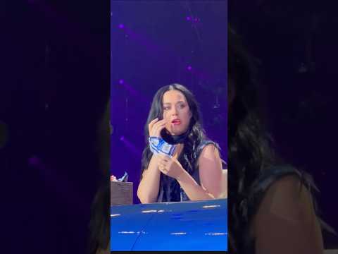Fans force Katy Perry to sing her own song 😂
