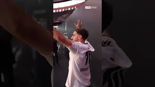 🦅 Orkun Kökçü, imza töreni için sahneye geldiğinde Beşiktaş armasını öpüyor! #shorts