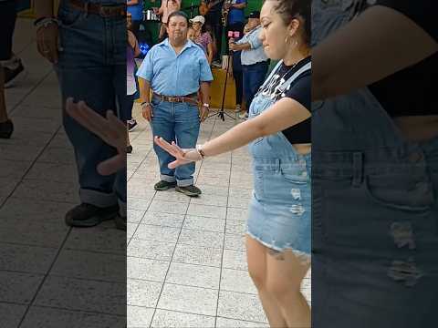 Naomy Bailaba Sola… Hasta Que Llegó Joselito Todo un Dandy y Lo Sacó a Bailar 😎💃🔥