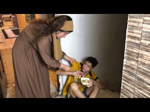 مرات الاب خلت ابن جوزها يأكل على السلم عشان عازمه أهلها شوفو رد فعل جوزها !