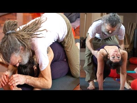 इस गुरु से योगा सीखने के लिए लगी रहती हैं लड़कियों की लाइन