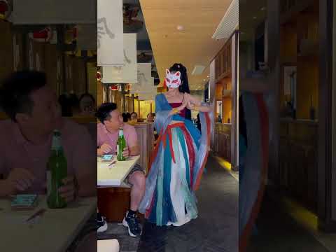 这年头没点才艺？都不敢当服务员了 😢#全网最帅开酒猫