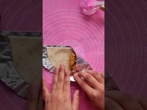 Easy Samosa folding hack for beginners.#viral#trending#trendingshorts#samosa#1millionviews #hacks#1m