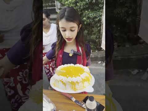 পড়াশোনার পাশাপাশি কেক বিক্রি করছে ক্লাস ৫ এর বাচ্চা।