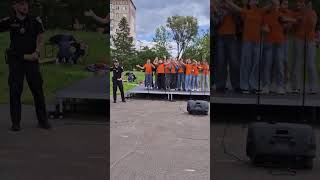 У школі №14 поліцейський разом із учнями заспівав пісню Скрябіна «Мам» - на останній дзвоник