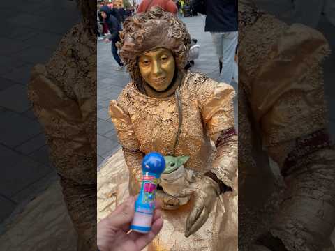Mega dip’n roll for Golden statue girl #buskingtalent #shortsviral #youtubeshorts #youngperformers