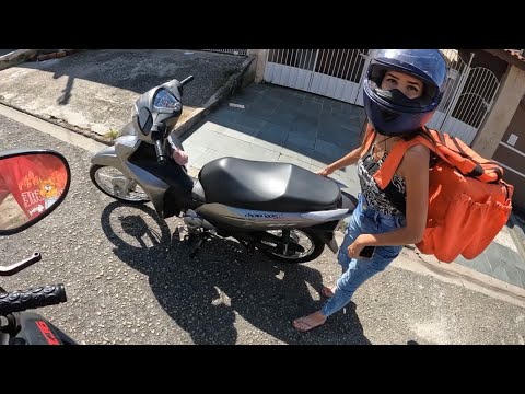 Encontrei uma entregadora machucada e sem gasolina, humilde sempre