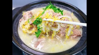 东北酸菜炖排骨，汤浓肉香真好吃！