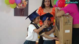 N1ñas rechazaron el regalo de su padre sin saber que ahí estaba lo que tanto querían
