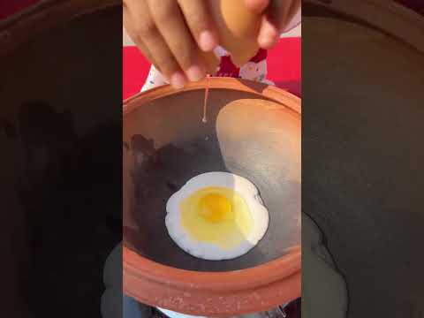 ডিম চিতল পিঠা বানাচ্ছে জামিয়া
