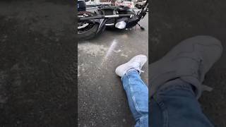 🚨 FEMME grille la priorité et PERCUTE un MOTARD