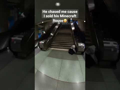 I sold his Minecraft house so he tried to chase me😳 @olivernordin #minecraft #parkour #escape