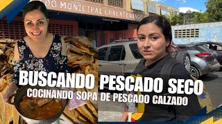Buscando pescado seco para la sopa más rica de temporada, sopa de pescado calzado en Semana Santa.
