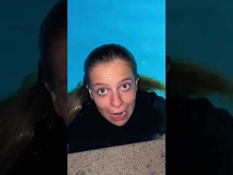 NINNA NUOTA IN PISCINA DI NOTTE - Ninna e Matti #shorts