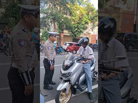 GUNAKAN HELM SAAT BERKENDARA MOTOR