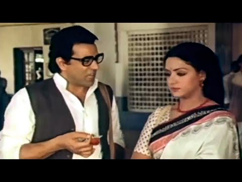 धर्मेंद्र हेमा मालिनी को उपहार में किताब देता है