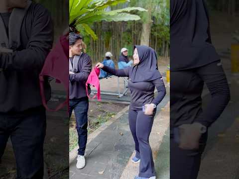PRANK JATUHIN PINK DIDEPAN CEWE BIKIN SALAH FOKUS #prank #shorts #ngakak