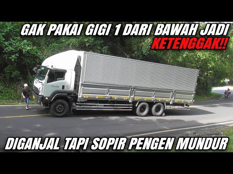 Gak Pakai Gigi 1 Dari Bawah Tronton Wingbox Isuzu Nyengklak, Sudah Diganjal Tapi Sopir Pengen Mundur