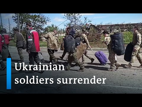 1700 Ukrainian soldiers reported to have surrendered | DW News