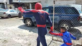 El Asombroso Hombre Araña hace su aparición en fiesta de cumpleaños.