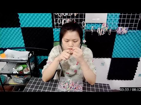 "Vũ trụ bao la với các hành tinh xoay quanh và những ngôi sao lấp lánh"