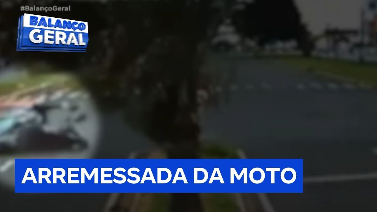 Motorista avança sinal vermelho e mata jovem em moto