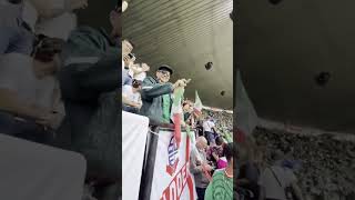El truco del hincha mexicano para tomar cerveza gratis en el Mundial que conquistó las redes