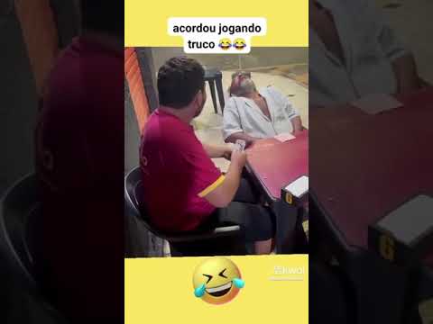 JÁ ACORDOU JOGANDO KKKK #fyy #memes #viralshort #brincadeiras #amor #troll #meme #bar #baralho #meme