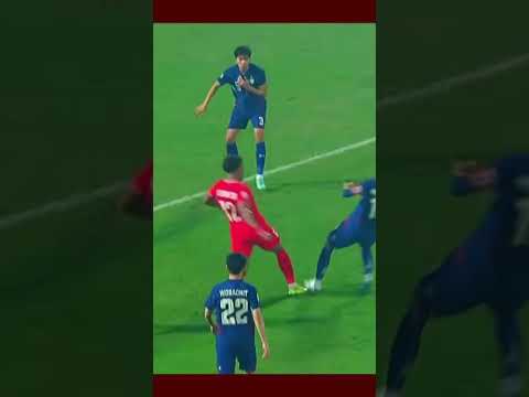 Xuân Son cân cả đội hình Thái Lan