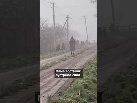 ??? До сліз. Мама йде назустріч домовині сина
