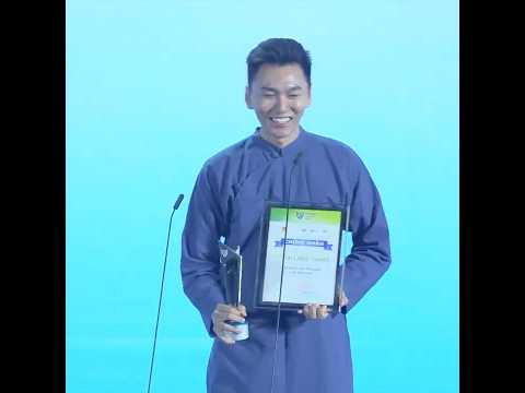 Khoảnh khắc nhận giải và phỏng vấn của Khoai Lang Thang