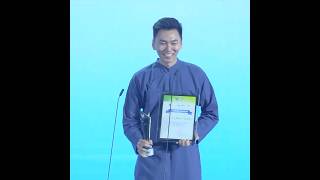 Khoảnh khắc nhận giải và phỏng vấn của Khoai Lang Thang