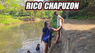 Disfrutando de un rico chapuzón en el rio.