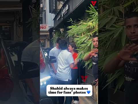 Shahid always makes time for fans’ photos 💙 #bollywood #shahidkapoor