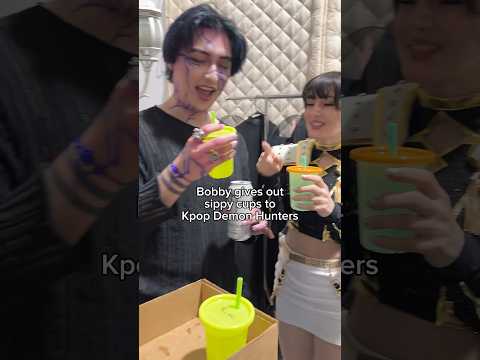 Bobby gives out sippy cups to #kpopdemonhunters @DannyPhantomexe @StevenHe @StellaChuu ​⁠