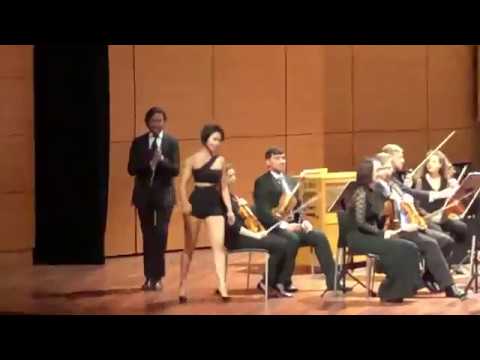 Yuja Wang: "Rhapsody in Blue" in skimpy black shorts and high heels