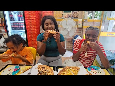 Now That She's Living in Korea, Mom TRIES Korean Pizza For the First Time!