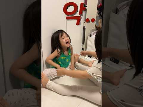 동생 다리찢기 알려주다가 대참사 ㅋㅋ #shorts