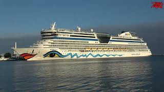 25.07.2026 Warnemünde: Das Kreuzfahrtschiff AIDAdiva um 6:30 Uhr beim Einlaufen am Molenfeuer.