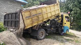DUMP TRUCK BAWA MUATAN PASIR DI JALAN SEMPIT