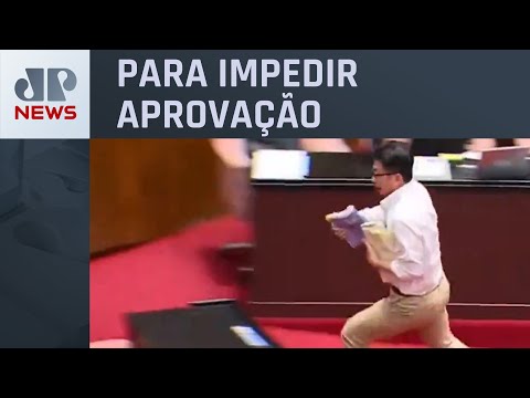 Deputado foge com Projeto de Lei na mão durante briga na Câmara de Taiwan