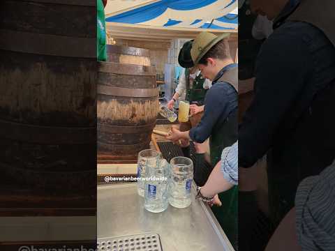 Drei vom Fach - Spezialisten am Fass💪 #bavarianbeerworldwide#bierlehrer#bier#holzfass#münchen#bayern