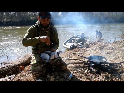 Pescando Y Cocinando A la Orilla Del Río